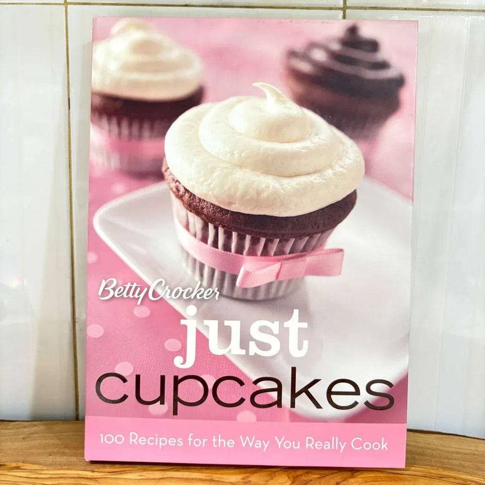 Betty Crocker Just Cupcakes 100 Recipes Cookbook Spiral Bound 2008 Wiley Pink